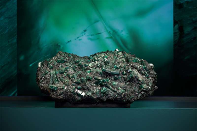 01 巨人歌利亚祖母绿晶簇矿标，65× 35× 25厘米，33千克卡棋穆祖母绿矿，赞比亚Gemfields