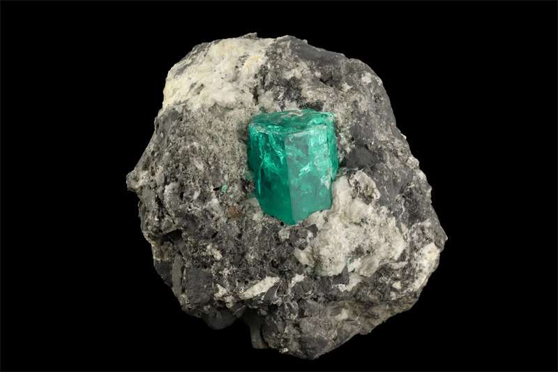 02 基岩上的祖母绿晶体，木佐山谷，东科迪勒拉，哥伦比亚，现藏于巴黎高等矿业学院矿物学博物馆 PSL（ENSMP 6334）Musée de Minéralogie Mines Paris - PSL E. Gaillou