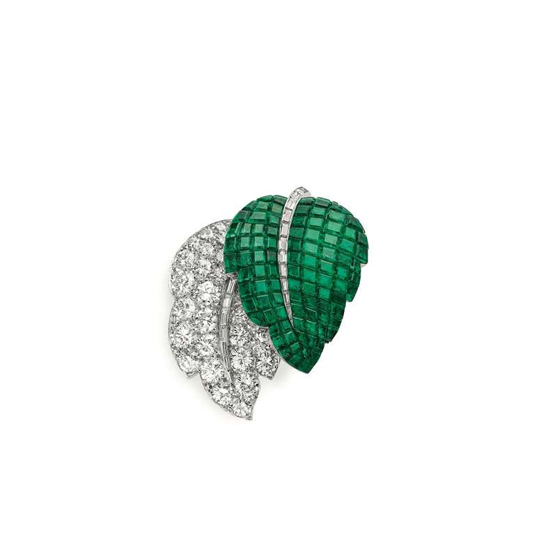 04 梵克雅宝，Two leaf 胸针，1967年，铂金、黄K金、隐密式镶嵌，祖母绿、钻石，梵克雅宝典藏 © Van Cleef & Arpels
