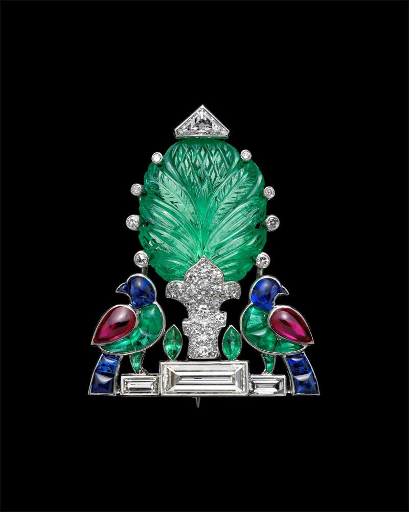 05 卡地亚，Birds and Tree胸针，约1935年，祖母绿、钻石、红宝石、蓝宝石、铂金，私人藏品，鸣谢 Albion Art Jewellery Institute