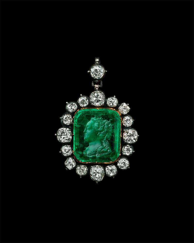 08 俄国女皇叶卡捷琳娜二世凹雕祖母绿肖像，18世纪，祖母绿、钻石、黄金、银，私人藏品，鸣谢 Albion Art Jewellery Institute
