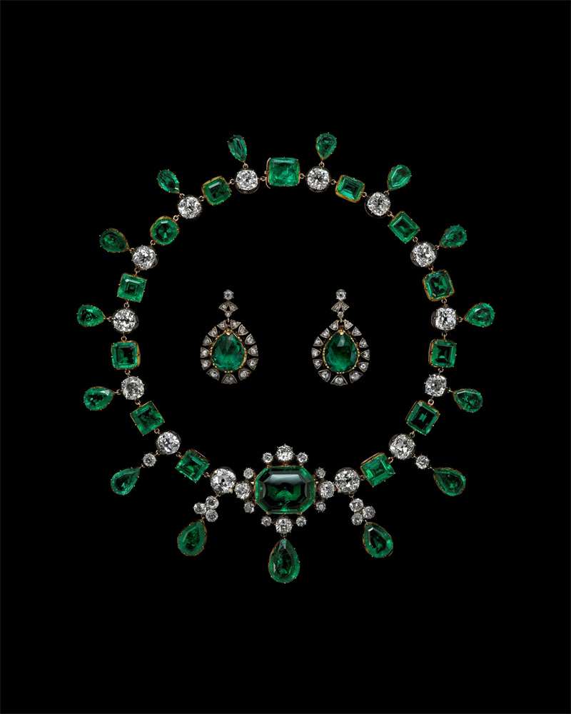 09 俄国叶卡捷琳娜二世祖母绿珠宝套装，18世纪中期，祖母绿、钻石、黄金、银，私人藏品，鸣谢 Albion Art Jewellery Institute